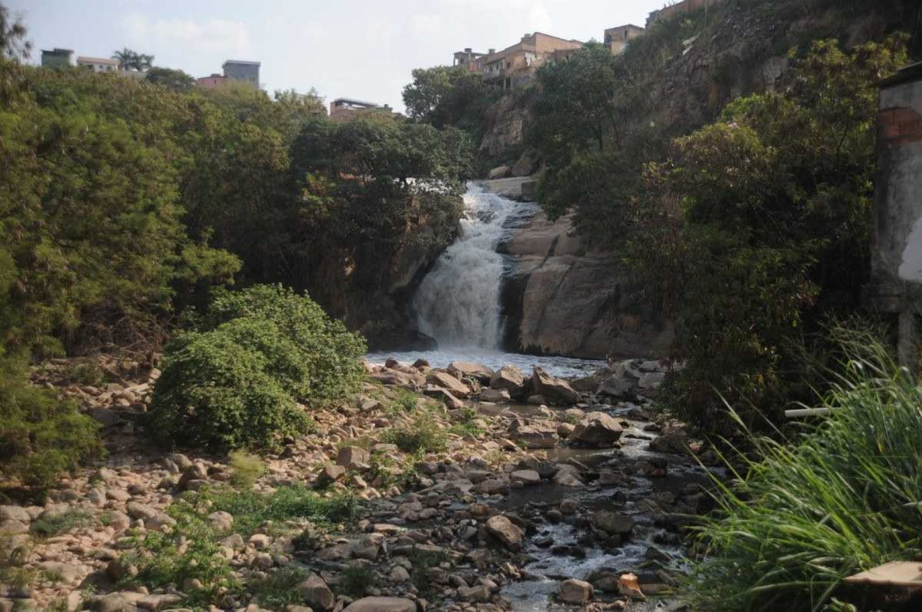 Oásis inalcançável: cachoeira em BH não pode ser usada pra combater o calor