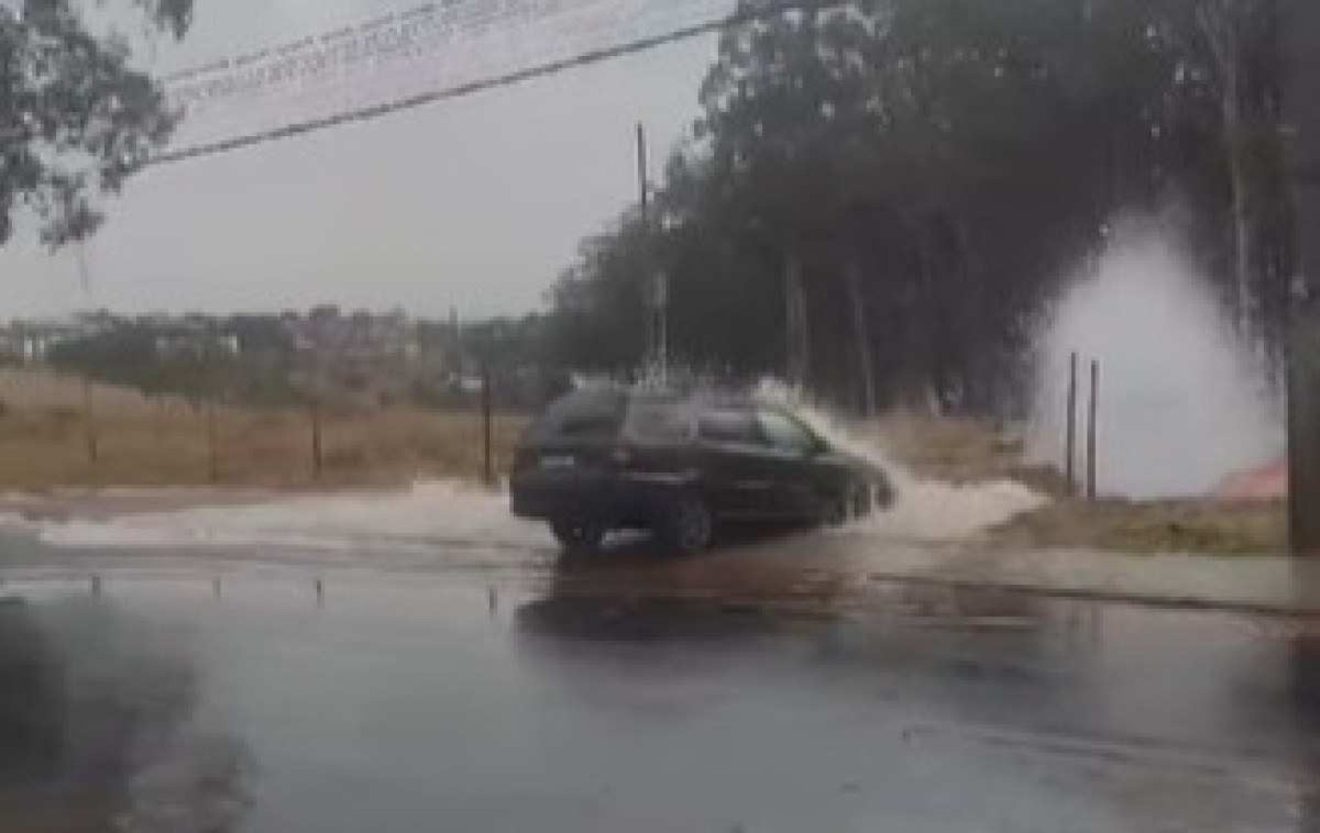 Vazamento em importante avenida de Contagem assusta motoristas