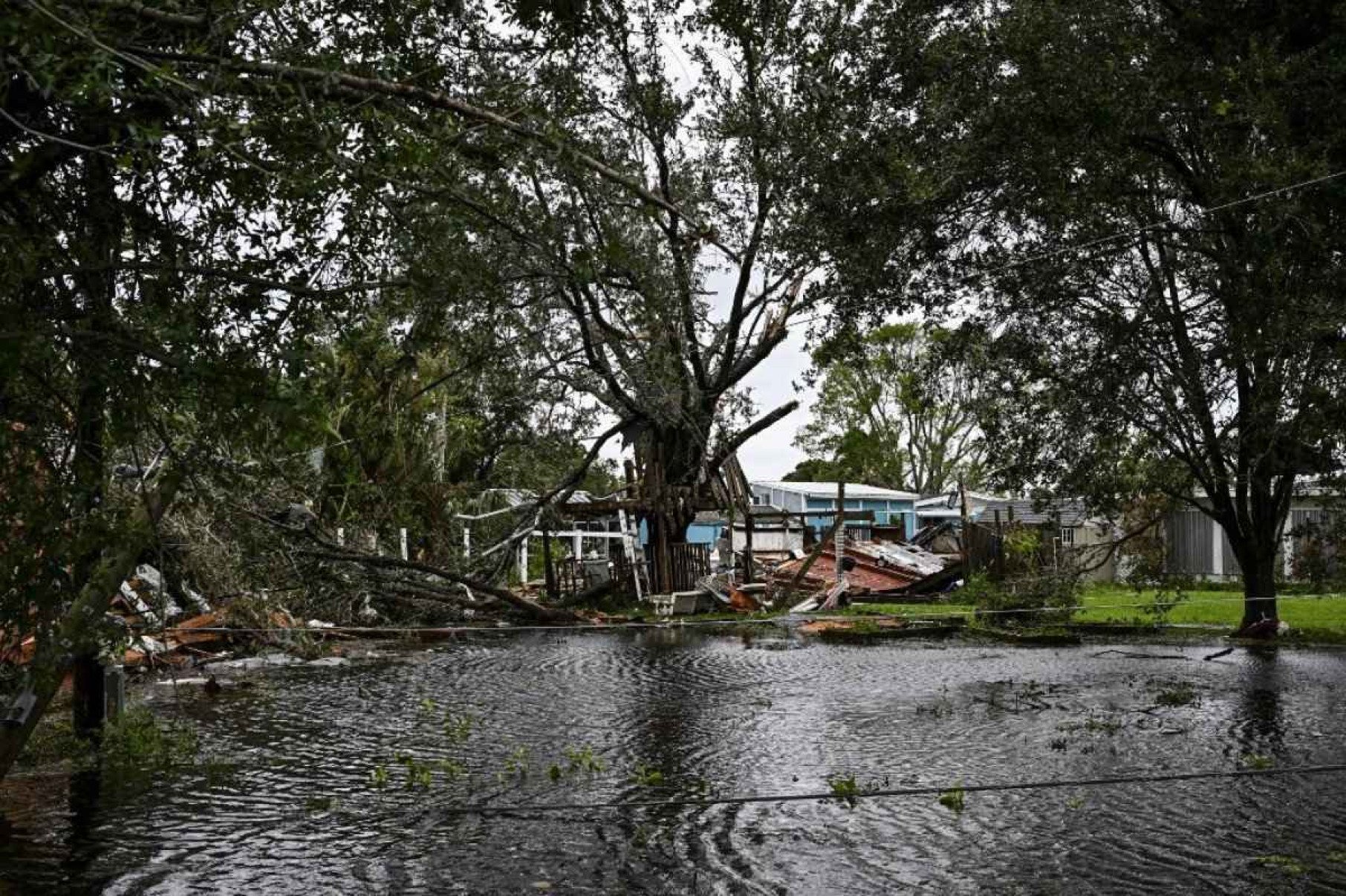 Casas ficaram destruídas em um tornado registrado em Fort Myers, na Flórida, em 9 de outubro, dia em que é esperado o furacão Milton -  (crédito:  AFP)