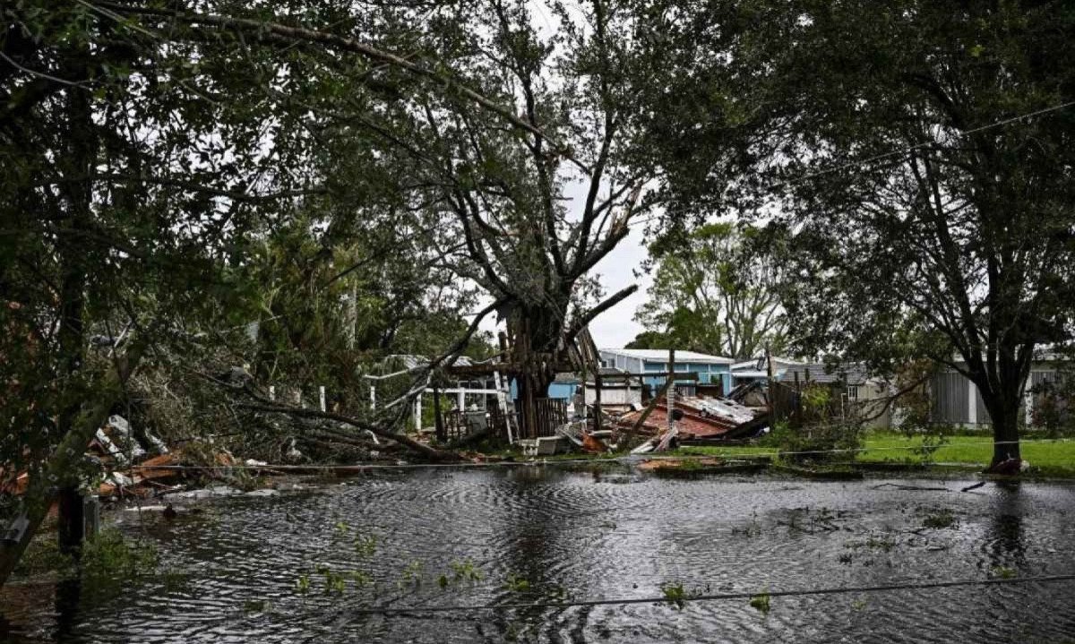 Casas ficaram destruídas em um tornado registrado em Fort Myers, na Flórida, em 9 de outubro, dia em que é esperado o furacão Milton -  (crédito:  AFP)