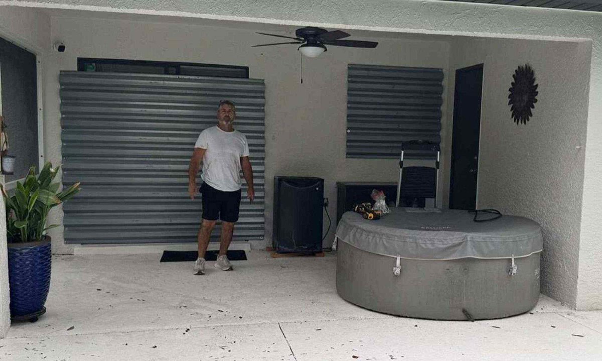 Paulinho tapou, ele mesmo, todas as portas e janelas de sua casa em Cape Coral -  (crédito: Arquivo Pessoal de Paulo Roberto Costa)