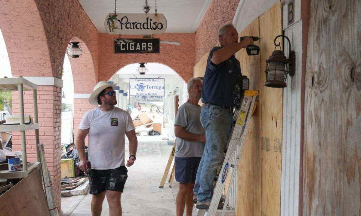 Milhares de camas foram montadas no estádio Tropicana Field para abrigar os desalojados antes da chegada do furacão -  (crédito: BBC)