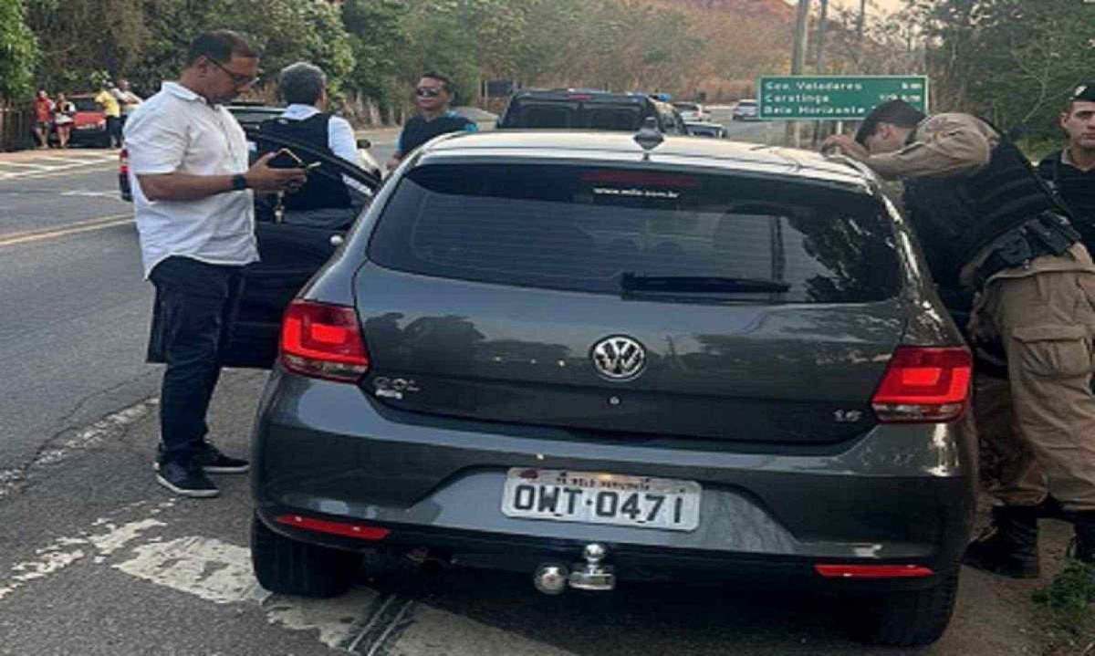 Carro foi interceptado pela PM na BR-116, próximo a Governador Valadares -  (crédito: PMMG)