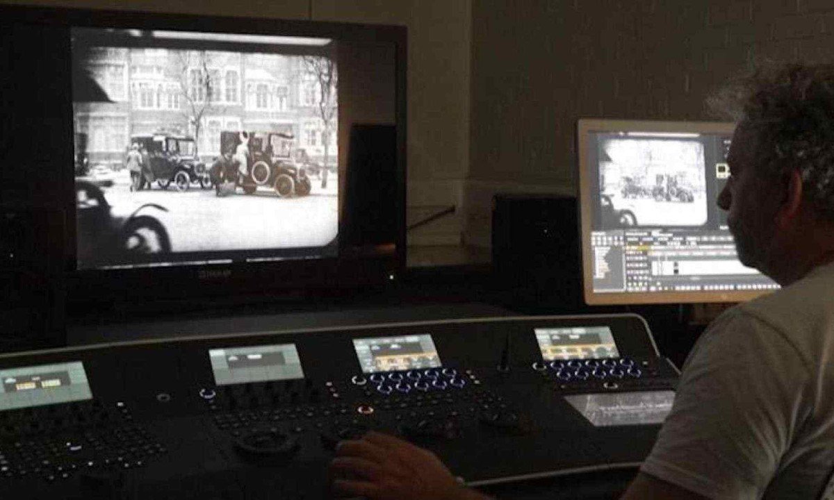 Ilha de edição onde filmes mudos de Sherlock Holmes foram restaurados -  (crédito: AFP/frame de vídeo)