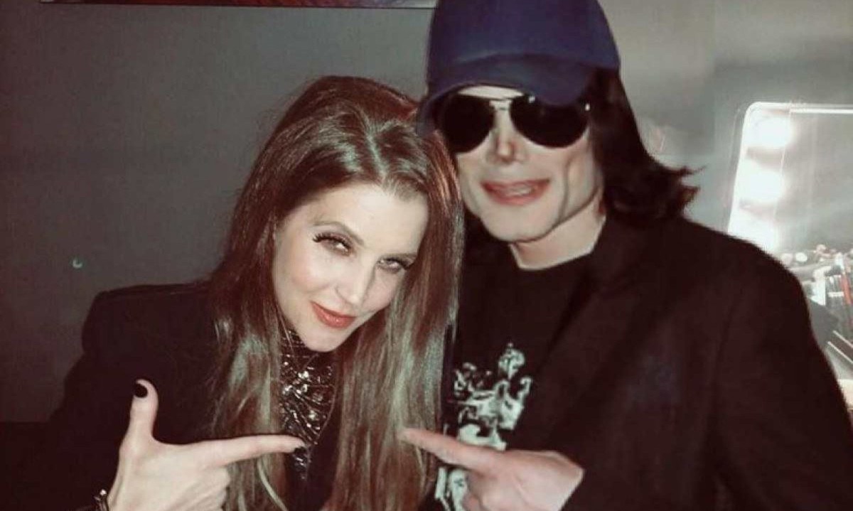 Lisa Presley e Michael Jackson apontam um para o outro com o dedo indicador -  (crédito: pinterest/blackstar)