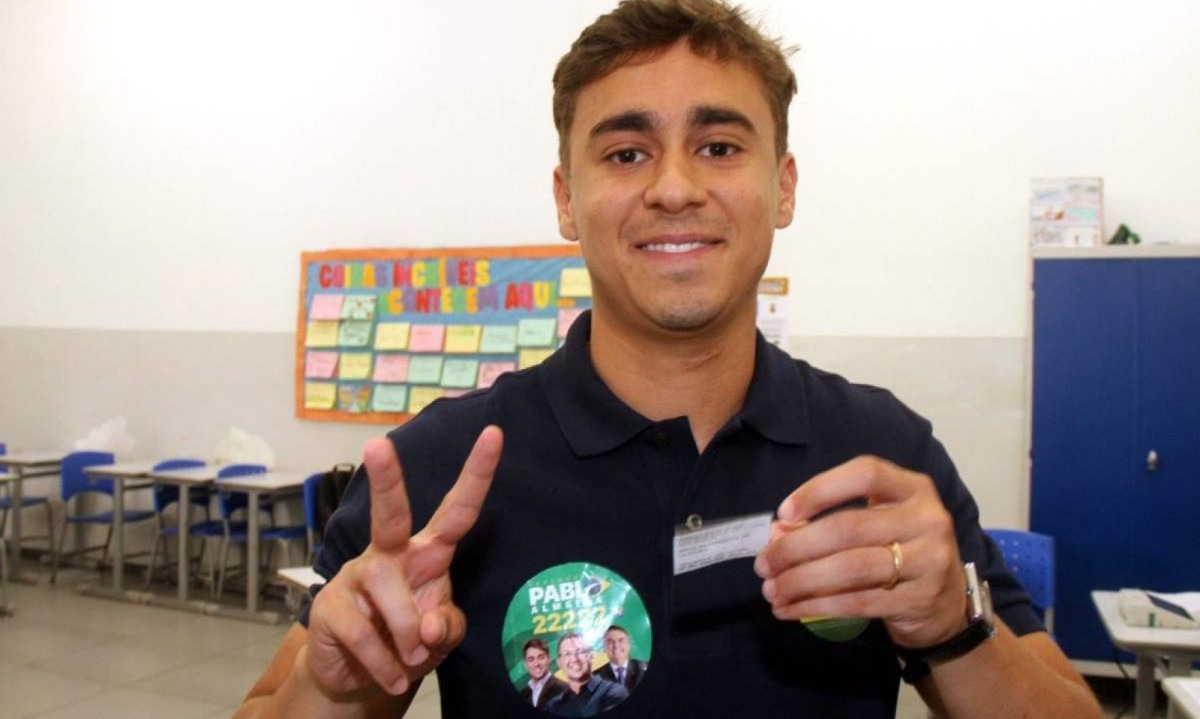 Nikolas Ferreira após votar em Belo Horizonte no último domingo; no peito, o adesivo com o próprio rosto e os de Pablo Almeida e Jair Bolsonaro -  (crédito: Jair Amaral/EM/D.A Press)