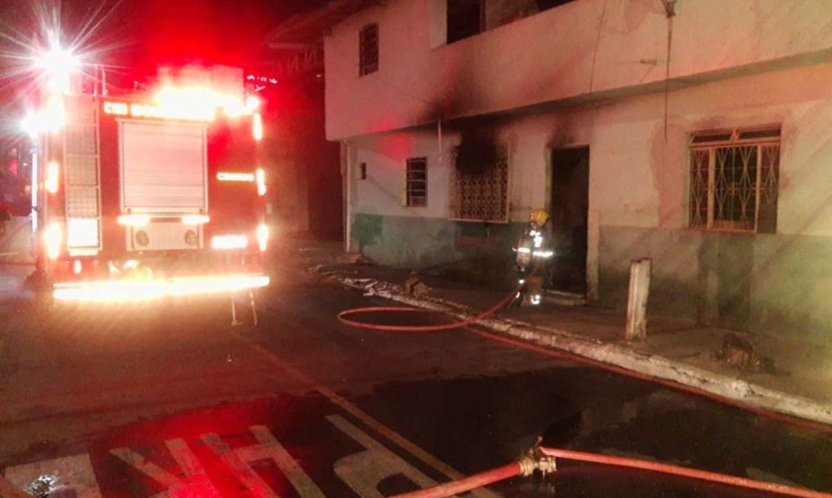 Corpo de Bombeiros atendeu ocorrência de incêndio em Coronel Fabriciano -  (crédito: CBMMG)