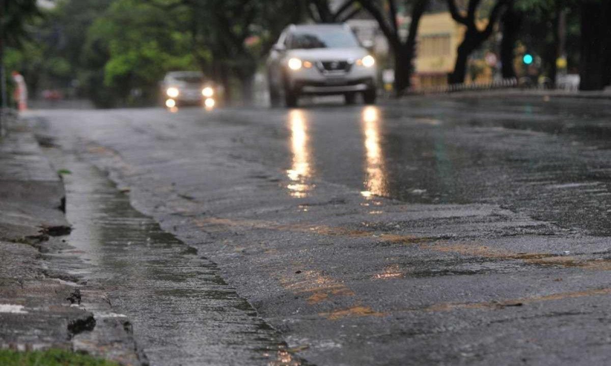 Durante o alerta, a Prefeitura de Belo Horizonte recomenda que os moradores redobrem a aten&ccedil;&atilde;o e evitem trafegar em ruas sujeitas a alagamentos ou nas proximidades de c&oacute;rregos e ribeir&otilde;es durante as fortes chuvas  -  (crédito: Leandro Couri / EM / D.A Press                       )