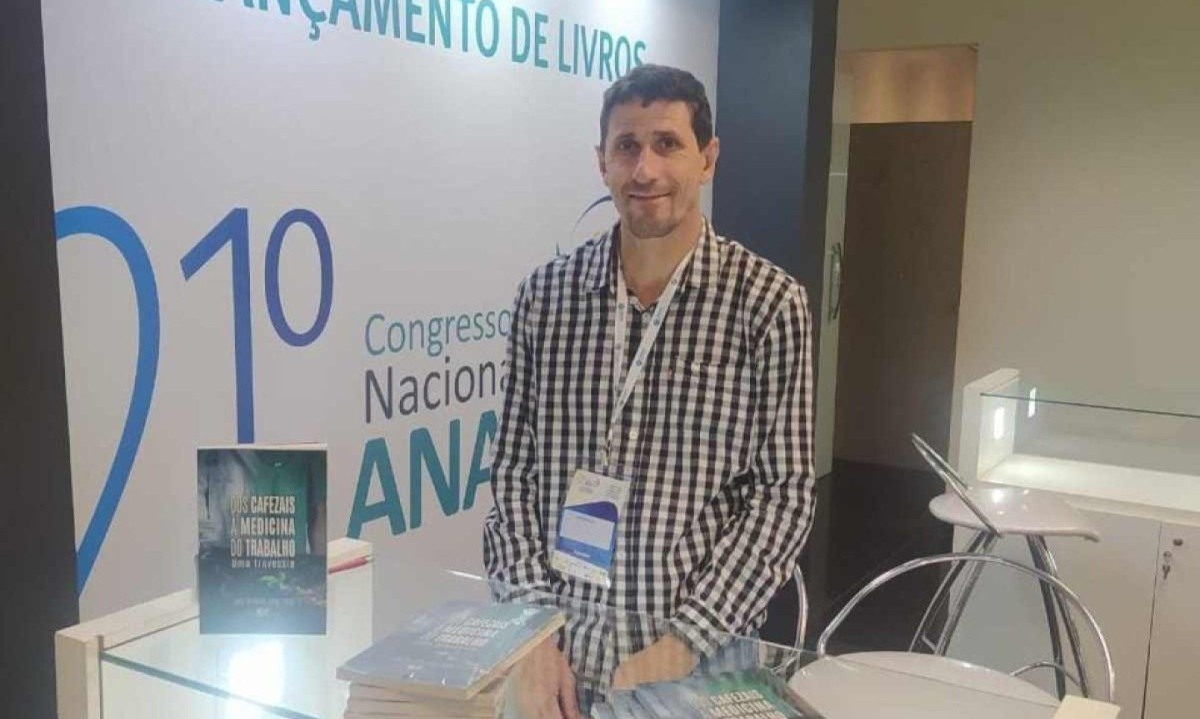 José Reinaldo foi alfabetizado aos 19 anos e conquistou o sonho de médico aos 38. Hoje, aos 46, ele lança o segundo livro e participará de congresso internacional  -  (crédito: Arquivo Pessoal)