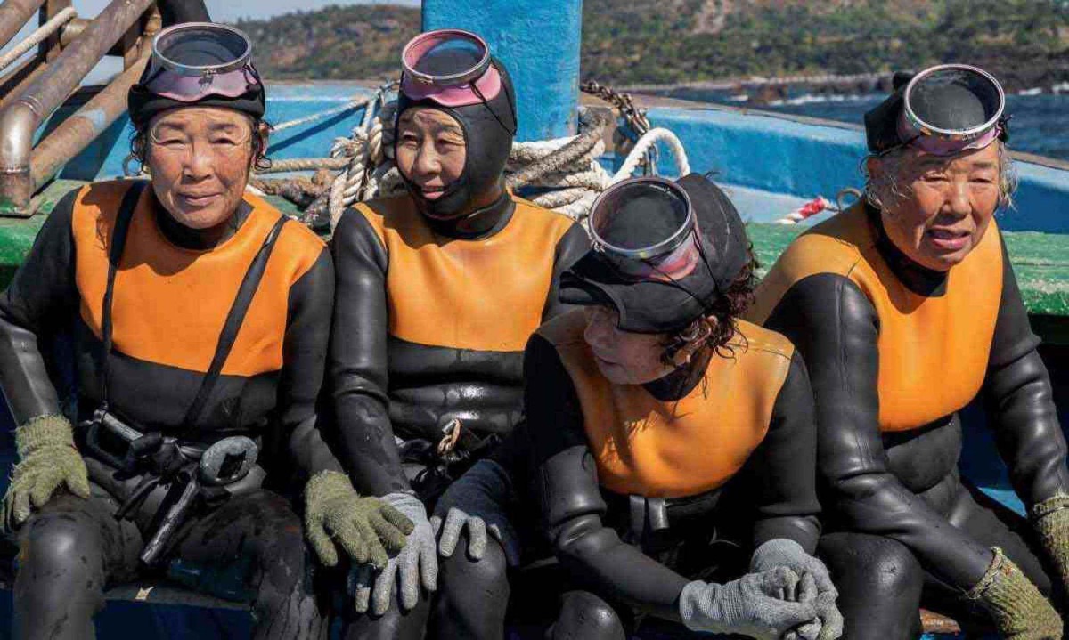 Haenyeos da ilha de Jeju, com até 80 anos, têm fôlego para mergulhar sem equipamentos e buscar frutos do mar -  (crédito: Apple TV+/divulgação)