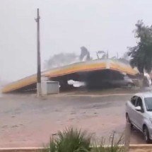 Chuva forte derruba cobertura de posto de combustíveis em cidade mineira - Redes Sociais/Reprodução