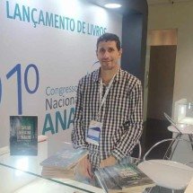 Lavrador alfabetizado aos 19 anos vira médico e lança livro - Arquivo Pessoal