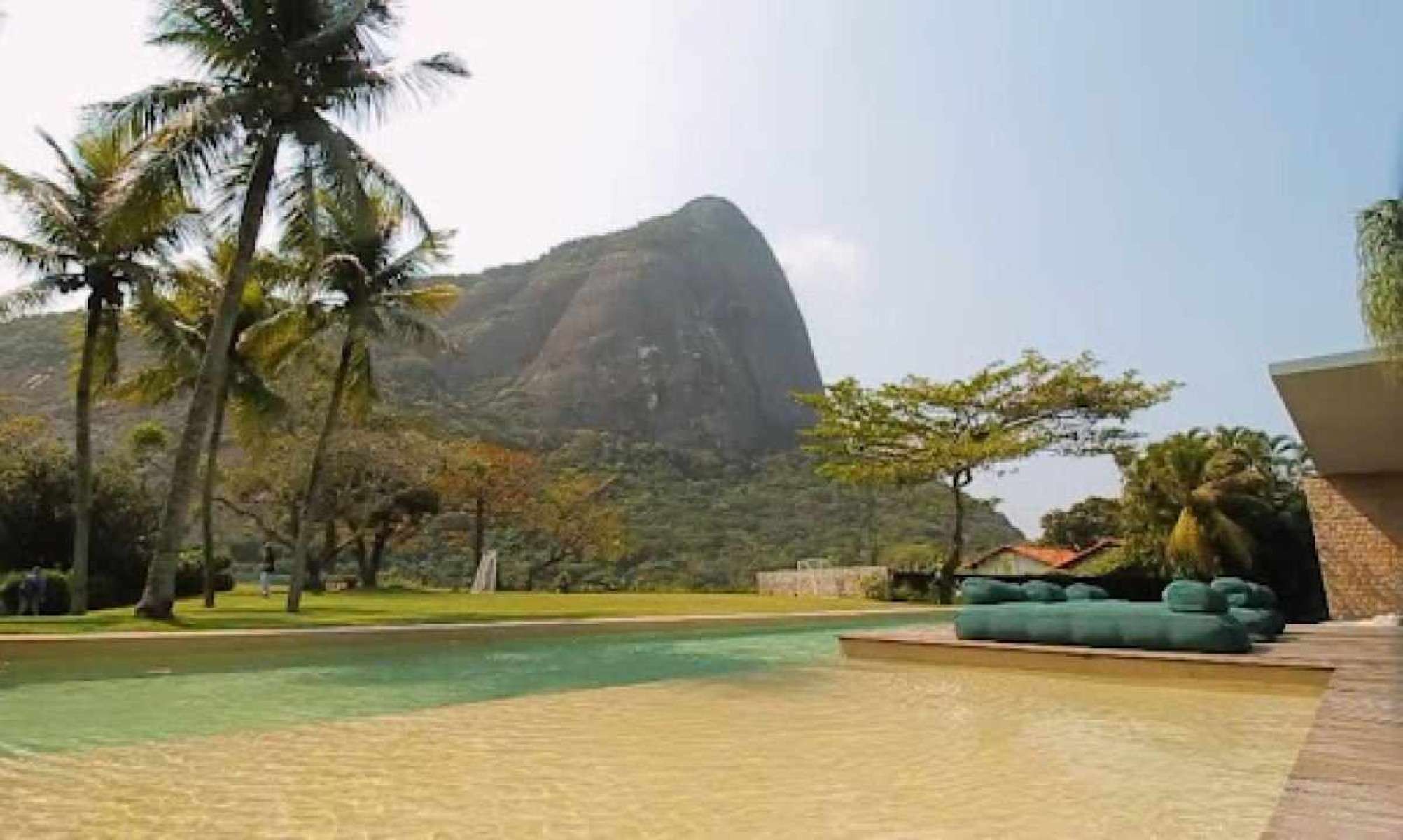 O ambiente externo oferece piscina semiolímpica