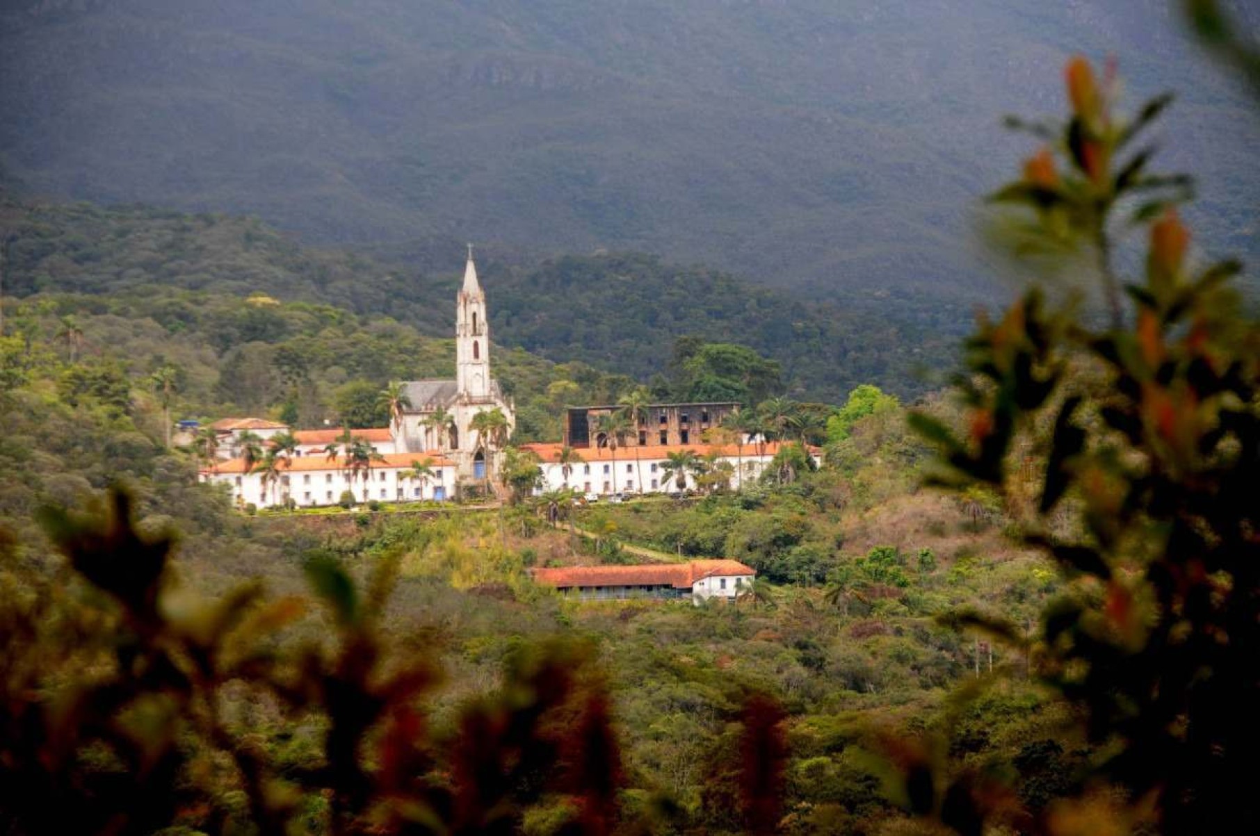 Santuário do Caraça reabre para visitação após incêndios na serra