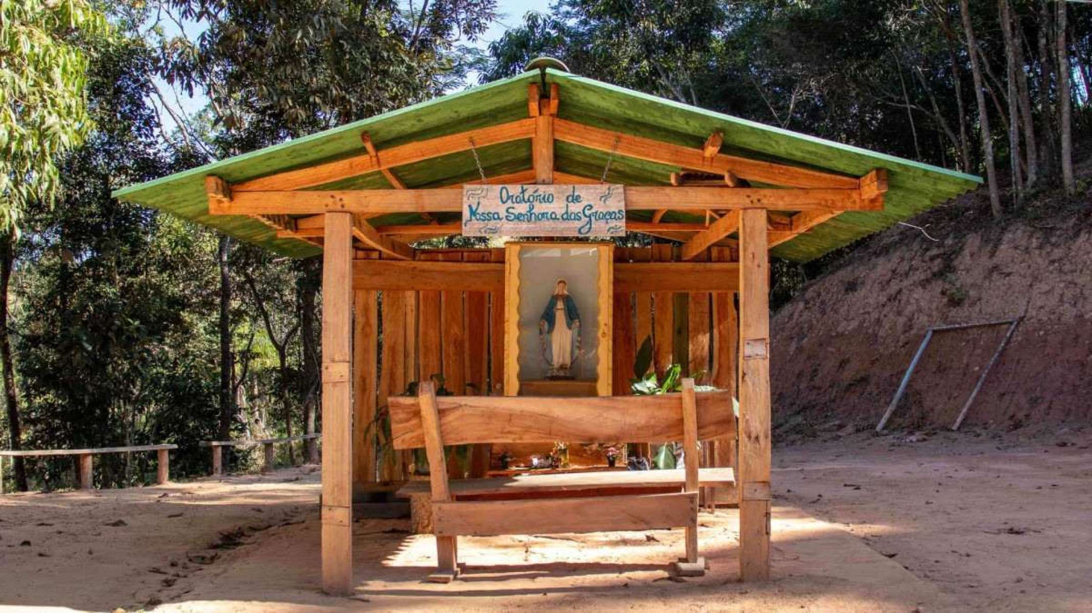 Oratório de Nossa Senhora das Graças no terreno onde a imagem caiu, nos anos 1940