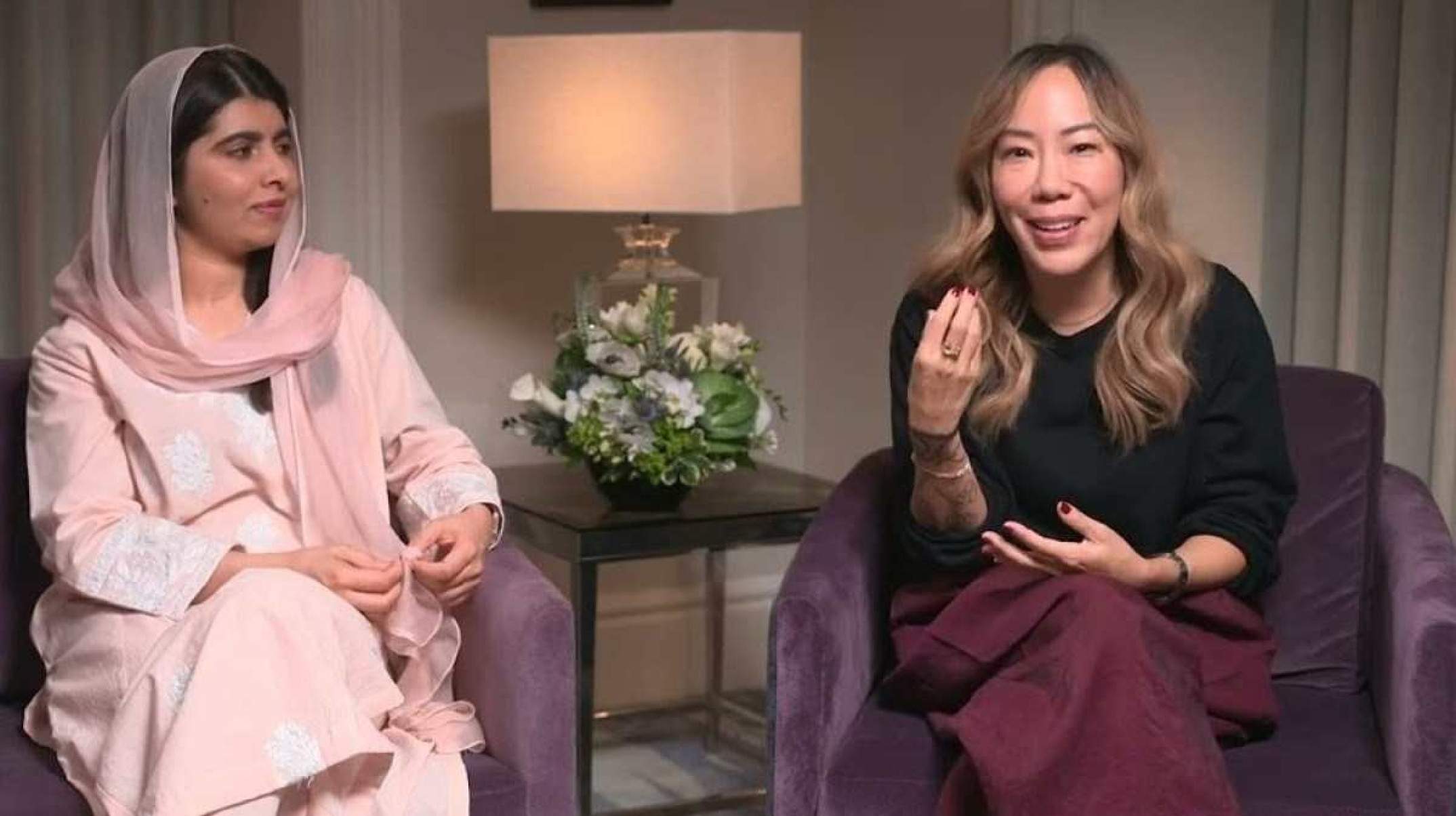 Malala Yousafzai, Nobel da Paz em 2014, com a cineasta Sue Kim