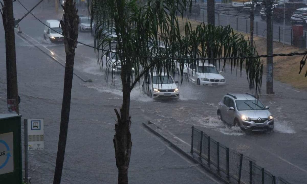 Forte chuva provocou alagamentos na Avenida Afonso Vaz de Melo, próximo ao Via Shopping, e na Avenida Senador Levindo Coelho, na altura do Vale do Jatobá, no Barreiro -  (crédito: Gladyston Rodrigues / EM / D.A Press)