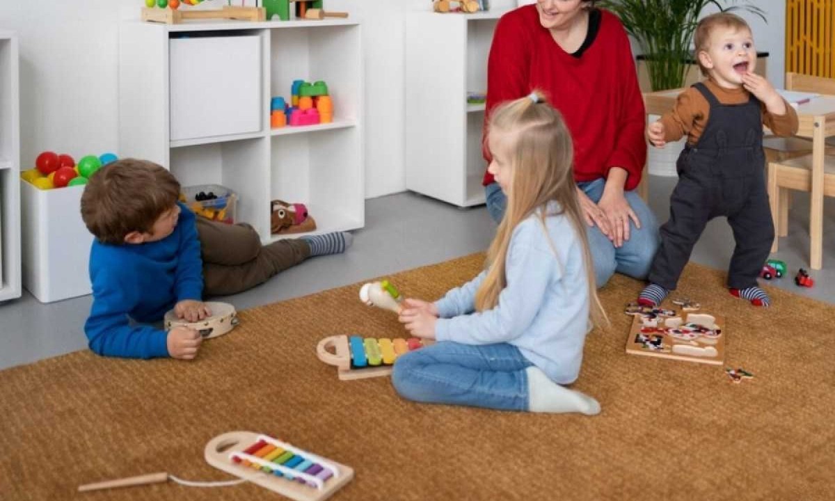 Ao encontrar um espaço de acolhimento, lúdico e rico em estímulos, com um acervo de brinquedos, jogos e outros materiais, como as brinquedotecas, as crianças ampliam sua base de desenvolvimento físico, emocional, social e cognitivo -  (crédito: Freepik)