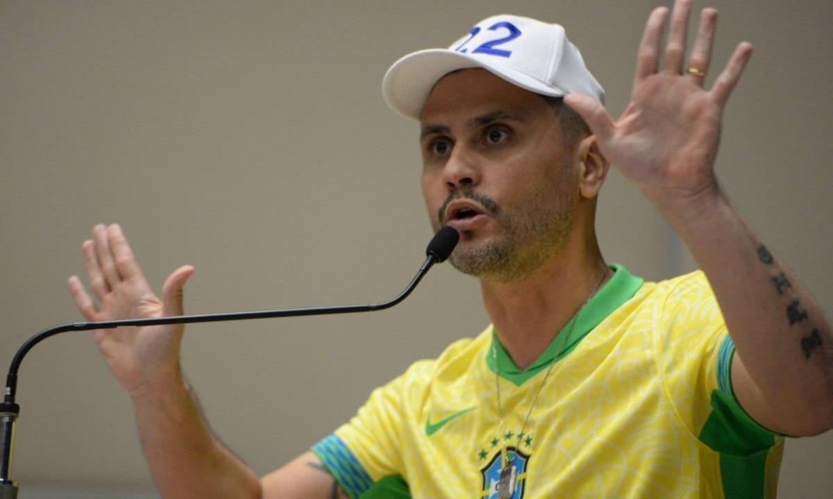 Cleitinho, do Republicanos; com boné do PL; foi intenso apoiador de Pablo Marçal, do PRTB -  (crédito: Tulio Santos/EM/D.A.Press)