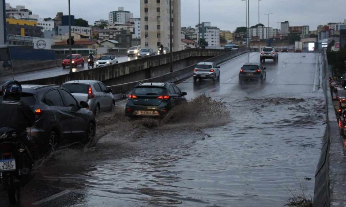 A via, sentido centro, foi tomada pela água após fortes chuvas  -  (crédito: Gladyston Rodrigues/EM/D.A Press. Brasil. Belo Horizonte - MG.)