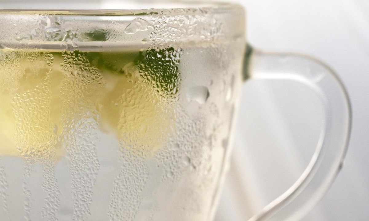 Água com limão não emagrece, mas essa bebida, se consumida principalmente pela manhã, melhora na hidratação. Além disso, ativa os receptores das células S, que estão localizadas no intestino delgado, promovendo a função do pâncreas e ajudando na digestão. -  (crédito: Imagem de ???????? por Pixabay

)