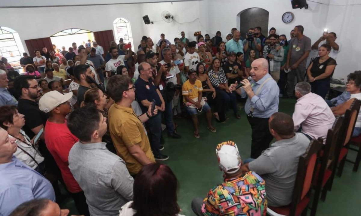 Candidato à reeleição, Fuad Noman se reúne com moradores e lideranças do bairro Capitão Eduardo -  (crédito: Júnia Garrido/ Divulgação)