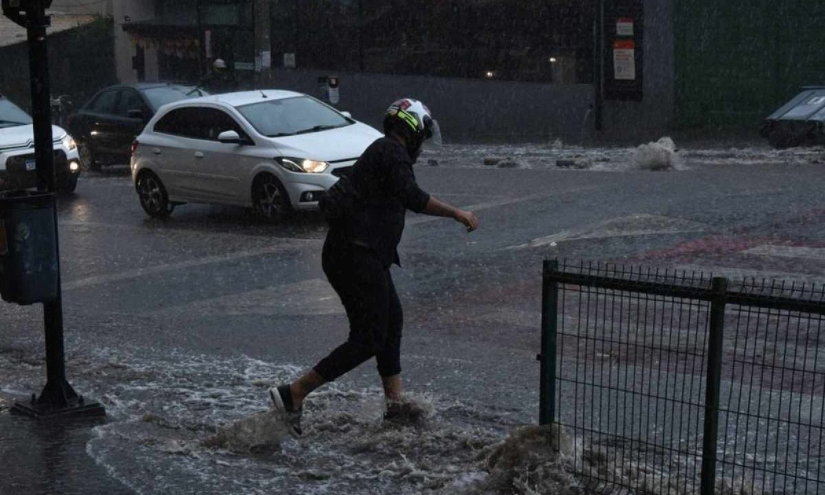 Chuva forte no Barreiro -  (crédito: Gladyston Rodrigues/EM)