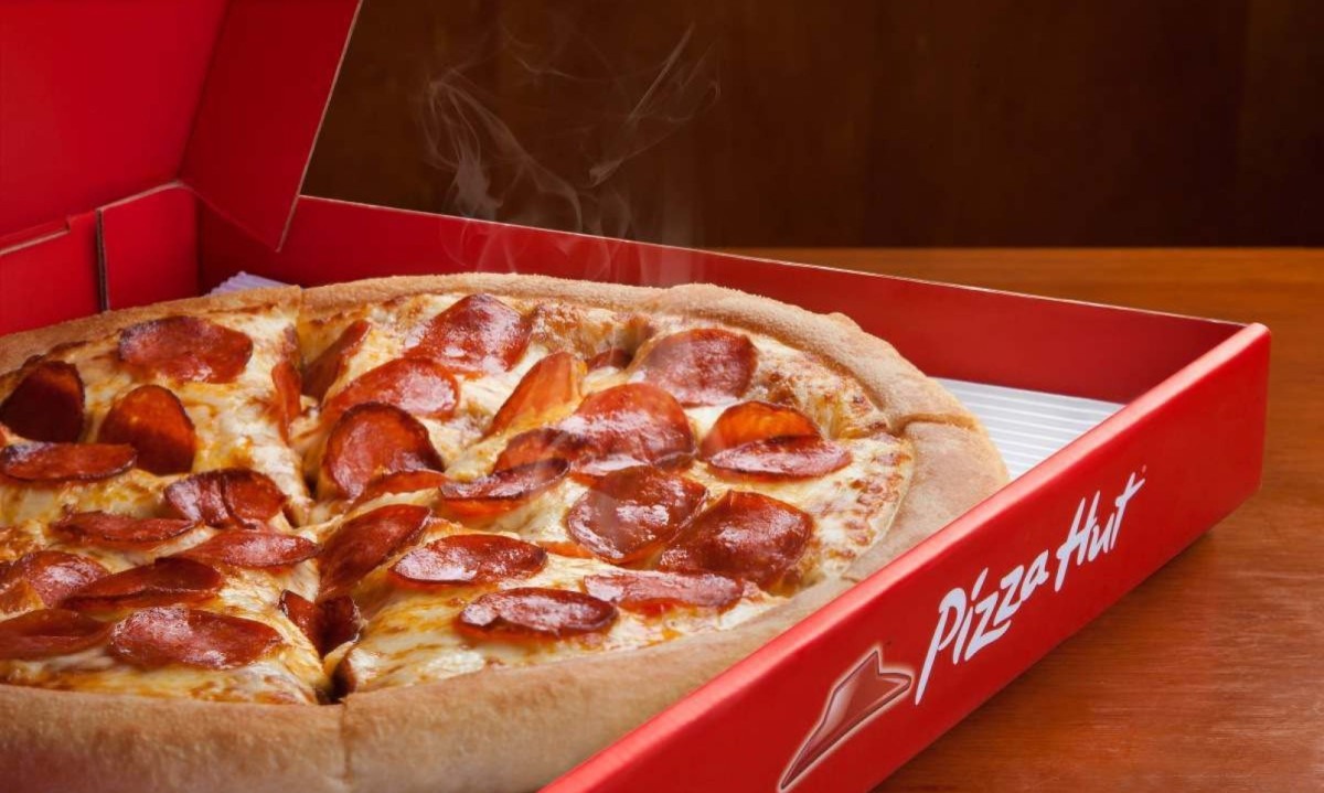 Mais de 35 mil toneladas da famosa massa foram produzidas em 2023 -  (crédito: PizzaHut/Divulgação)