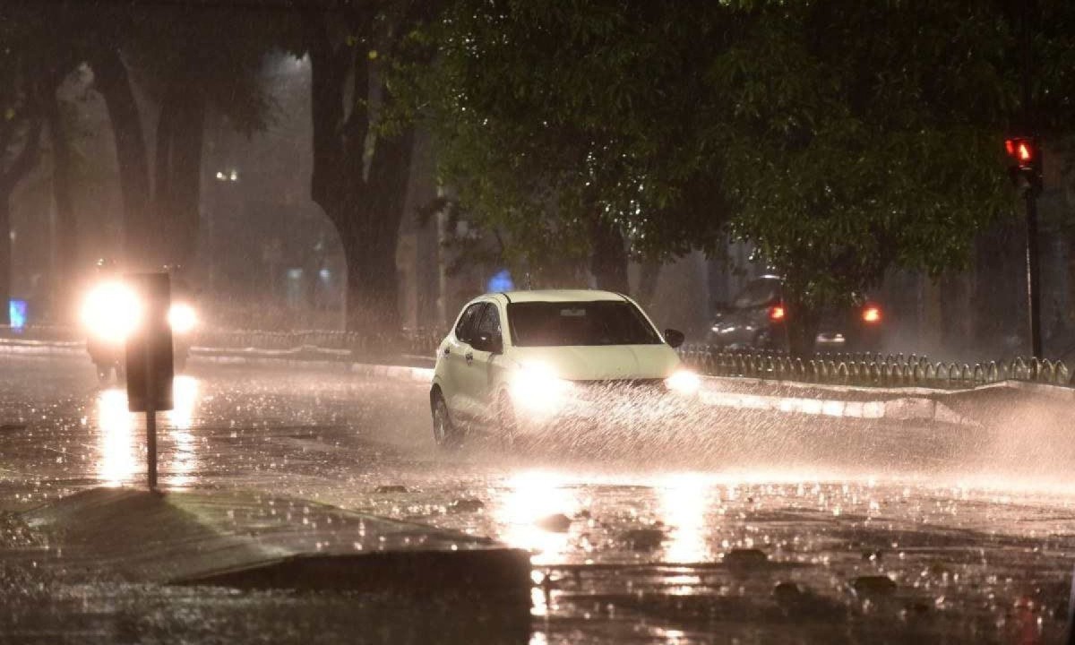 O aviso prev&ecirc; at&eacute; 50 mm de chuva por dia -  (crédito: Ramon Lisboa / E.M / D.A Press)