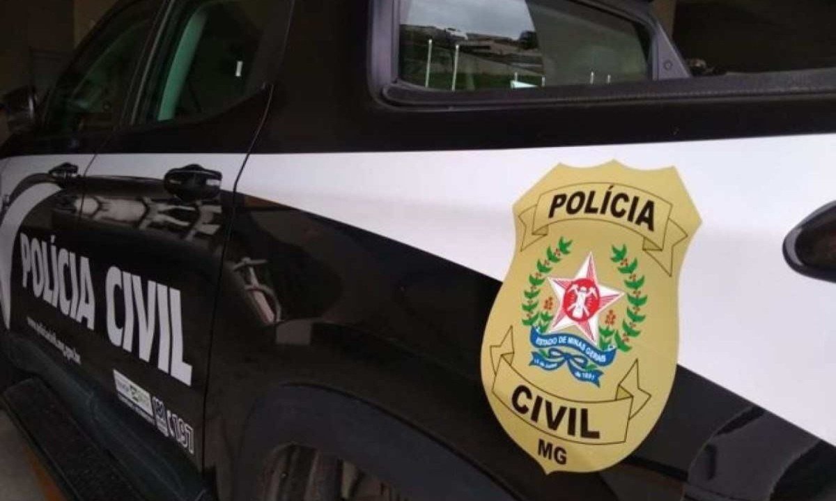 Os investigados, vestidos de farda militar, teriam invadido residências, roubado dinheiro e feito reféns -  (crédito: DIVULGAÇÃO PCMG)