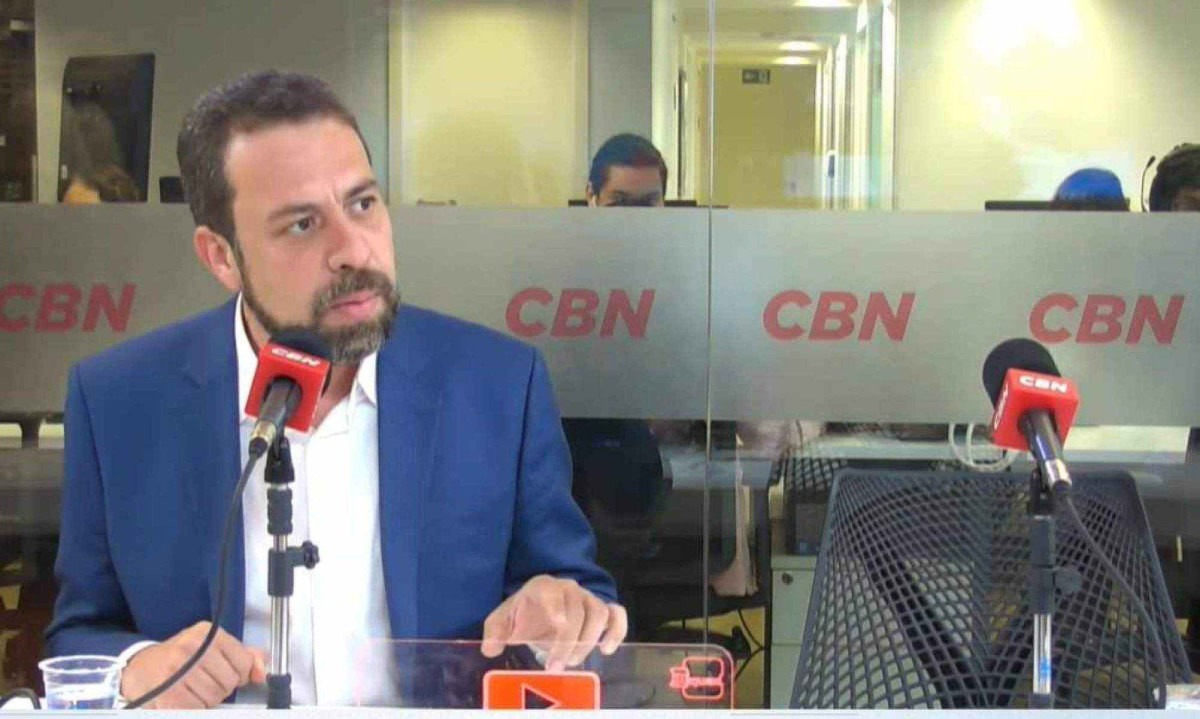 Guilherme Boulos (Psol) compareceu sozinho ao debate, enquanto a cadeira de Ricardo Nunes (MDB) permaneceu vazia -  (crédito: Reprodução/CBN)