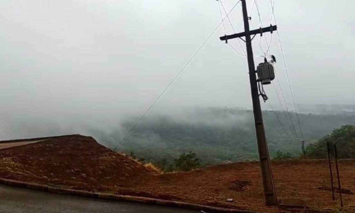 Serra da Moeda amanheceu encoberta por nuvens nesta quinta-feira (10/10) -  (crédito: CBMMG)