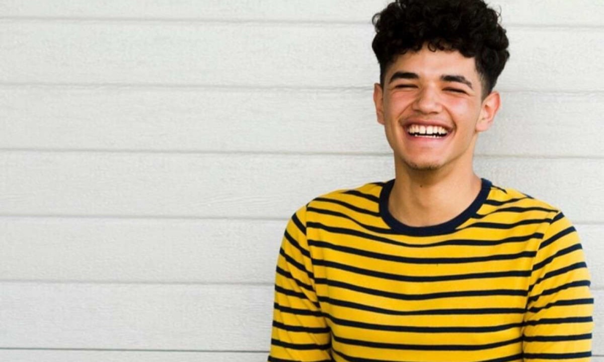 Um sorriso bem cuidado não é apenas um reflexo da estética, mas também da saúde bucal e da autoconfiança de uma pessoa -  (crédito: Freepik)