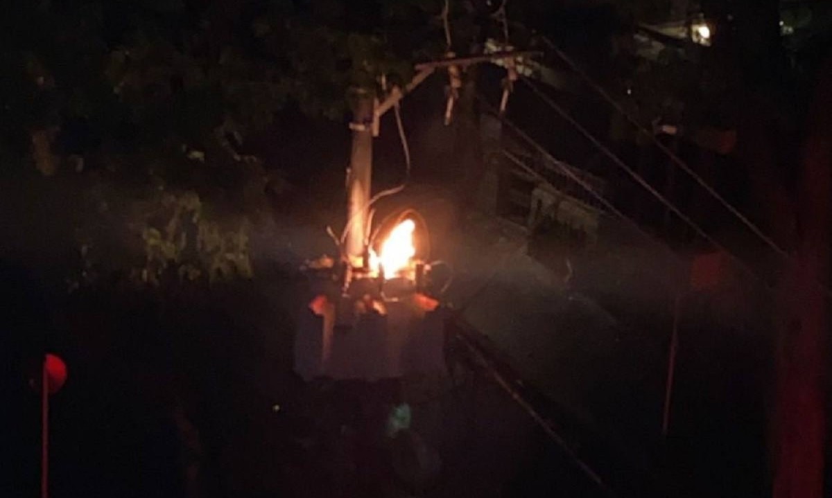 Moradores registraram transformador em chamas no Bairro Sion -  (crédito: Reprodução)
