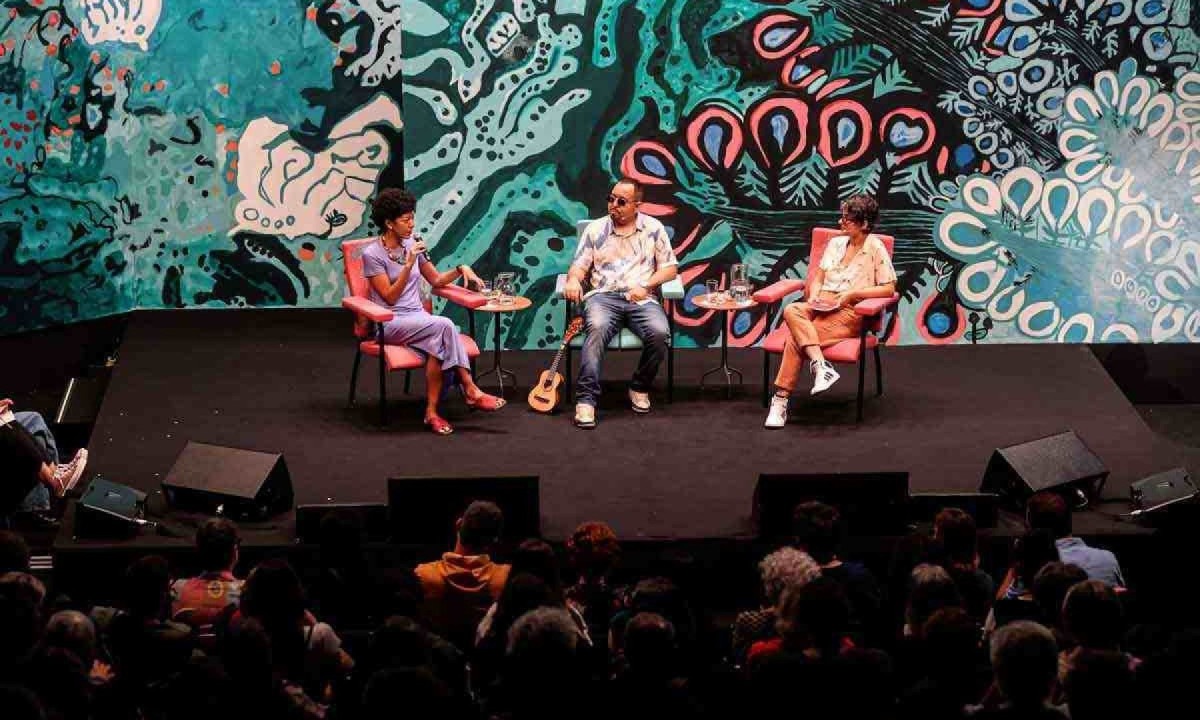Mediados pela poeta Stephanie Borges, Jos&eacute; Falero e Bruna Mitrano debateram a cidade que exclui. Ao final, o escritor tocou samba do Cacique de Ramos -  (crédito: Rafaela Araujo/Folhapress)