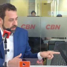 Boulos dirige perguntas a cadeira vazia em ausência de Nunes em debate - Reprodução/Youtube