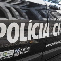 Mulher idosa segura o corpo do filho após tiroteio - Gladyston Rodrigues/EM/DA