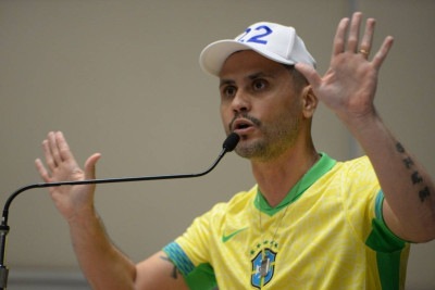 Cleitinho, do Republicanos; com boné do PL; foi intenso apoiador de Pablo Marçal, do PRTB -  (crédito: Tulio Santos/EM/D.A.Press)