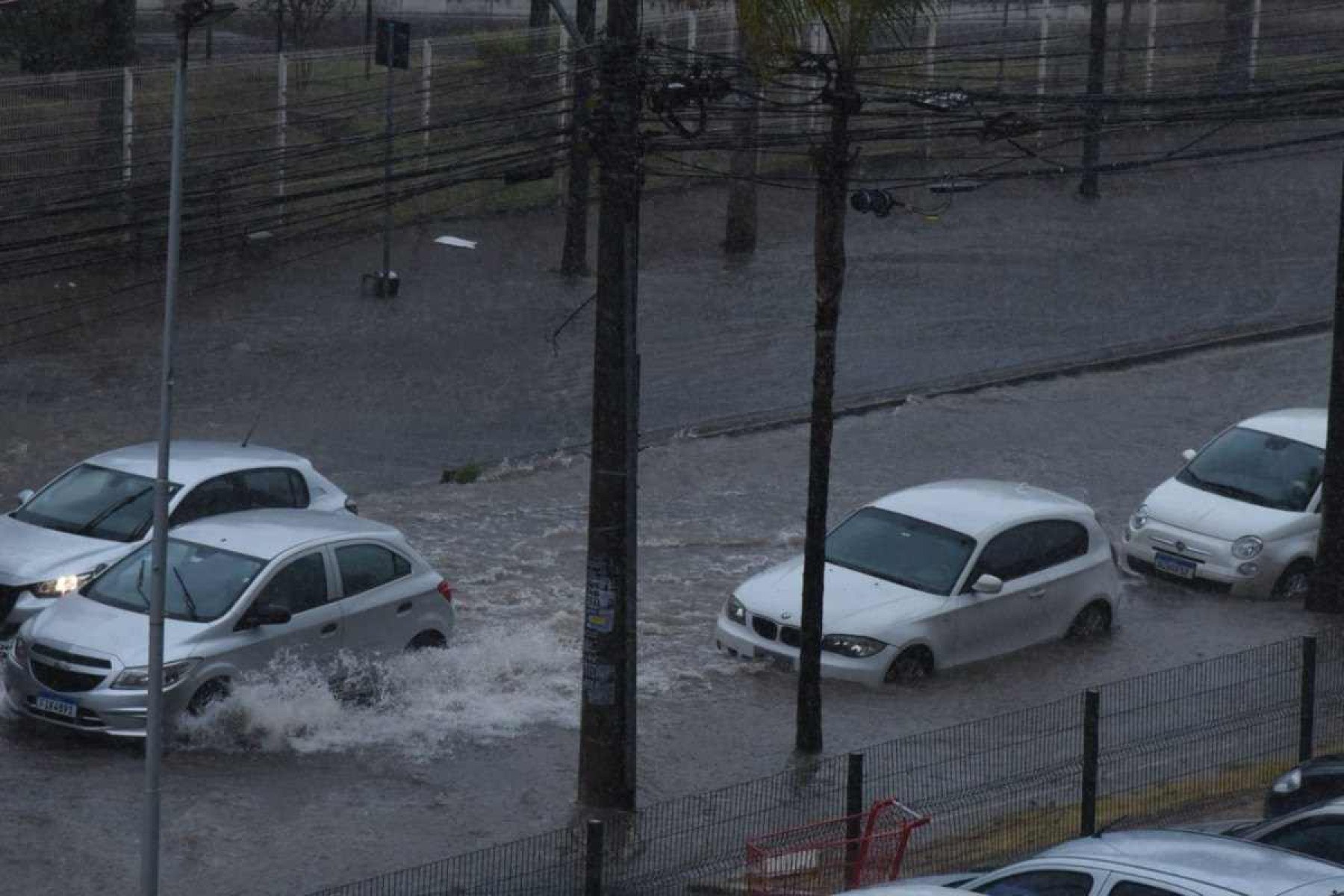 Avenidas alagam na Região do Barreiro