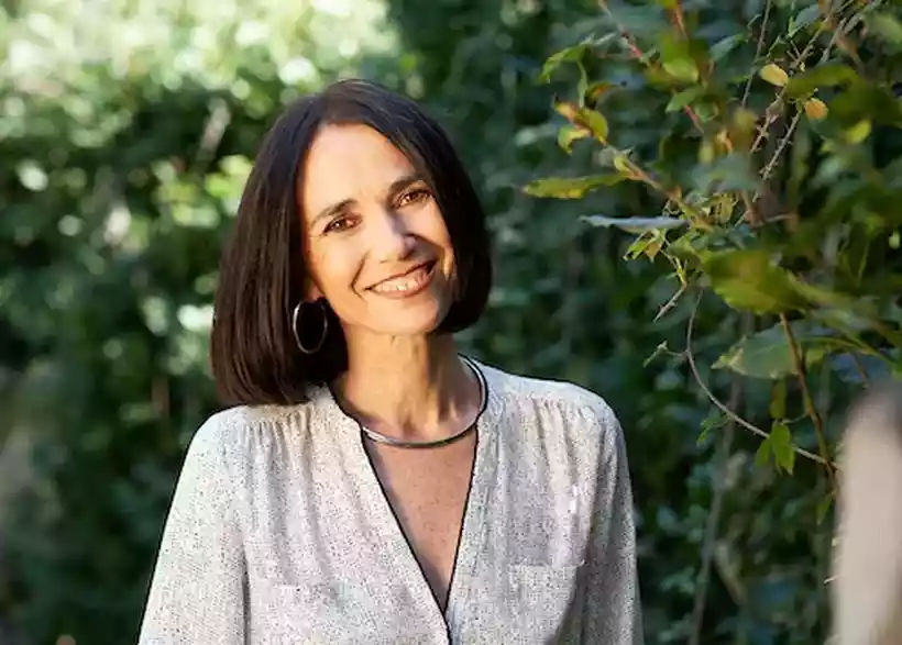 Filhos querem pais honestos, mesmo que isso faça família ruir, afirma Lisa Ginzburg
