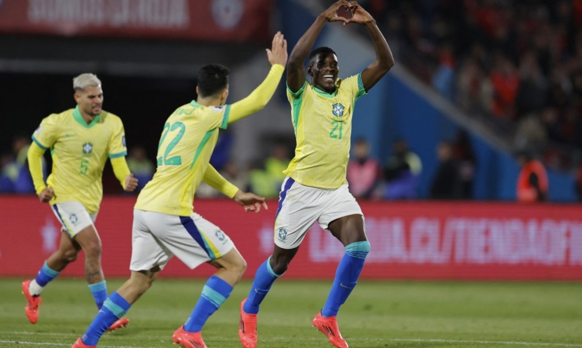  Brazil's forward Luiz Henrique (R) celebrates after scoring during the 2026 FIFA World Cup South American qualifiers football match between Chile and Brazil, at the National stadium in Santiago, on October 10, 2024. (Photo by Javier TORRES / AFP)
       -  (crédito:  AFP)