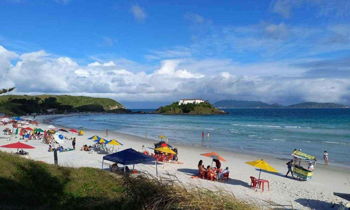  Areia branca e mar azul, Praia do Forte, em Cabo Frio, encanta os mineiros -  (crédito: Carlos Altman/EM)