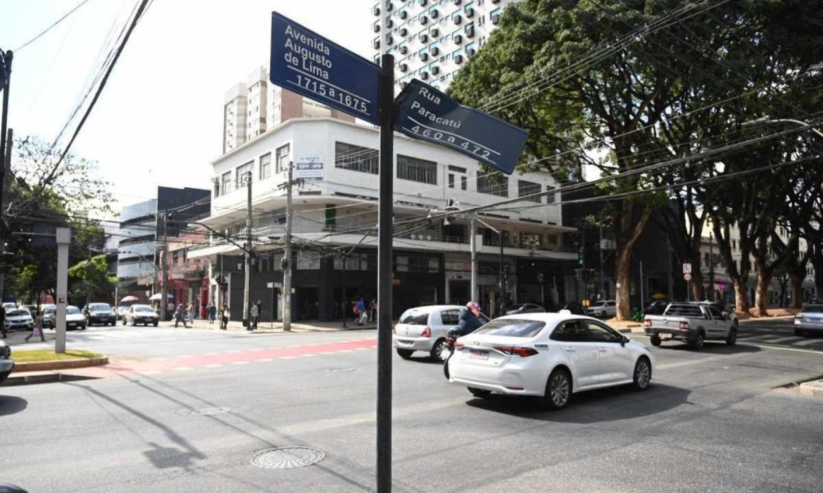 As linhas de &ocirc;nibus que circulam no trecho interditado v&atilde;o adotar os desvios para o tr&aacute;fego em geral -  (crédito: Leandro Couri/EM/D.A.Press)