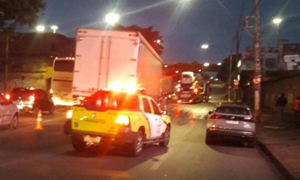 Acidente aconteceu próximo ao encontro entre as avenida Cardeal Eugênio Pacelli e Amazonas -  (crédito: Transcon/Divulgação)