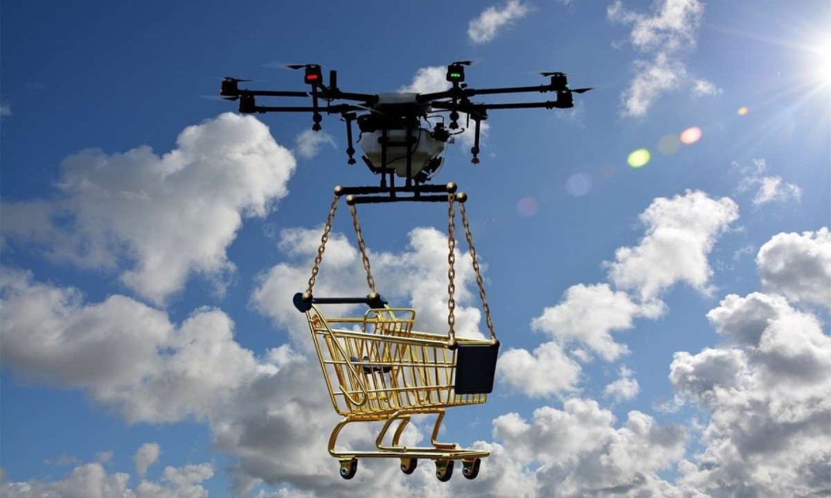 Drone carrega carrinho de supermercado; varejo está em transformação contínua -  (crédito: Pixabay)