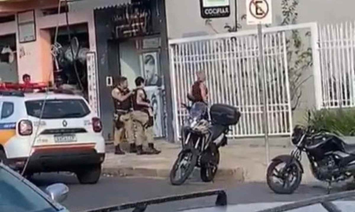 Policial civil aposentado é baleado por militares após confronto em abordagem no Bairro Alípio de Melo, em BH
 -  (crédito: Redes Sociais/Reprodução)