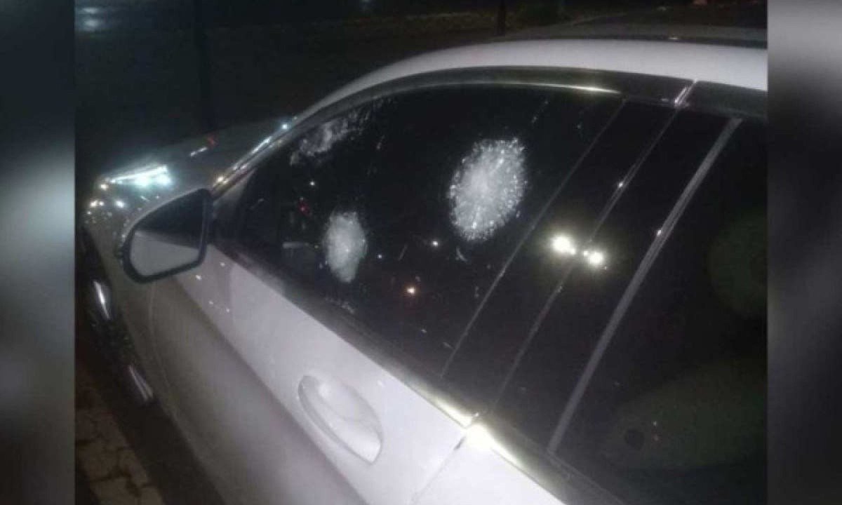 Vidro da janela do motorista do veículo, onde estavam o ex-presidente do PRTB/SP e a mulher dele, atingido por tiros -  (crédito: Foto cedida ao CB do DA)