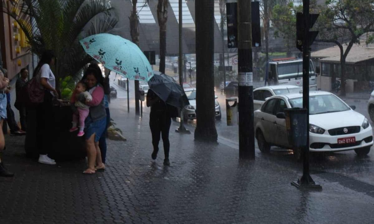 O dia se mant&eacute;m inst&aacute;vel com chuva em todo o estado -  (crédito: Gladyston Rodrigues/EM/D.A Press)