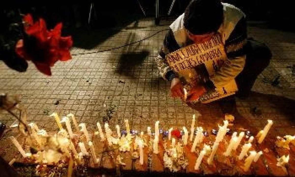Parente de uma das vítimas de incêndio na casa noturna República Cromañon pede justiça em Buenos Aires: quase 200 mortes e 700 feridos -  (crédito: REUTERS/Marcos Brindicci)