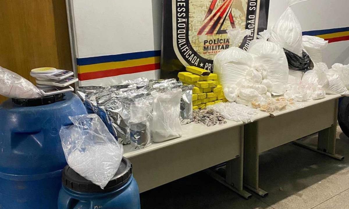 Polícia localizou 360 pinos de cocaína, 195 pedras pequenas de crack, oito porções grandes de crack, 23  barras de maconha, 59 buchas de maconha, 40 sacos de substância semelhante a cocaína, sete sacos de 20kg de substância semelhante a cocaína  e três balanças de precisão -  (crédito: PMMG/Divulgação)
